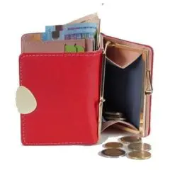 Κλασσικό γυναικείο πορτοφόλι 31 Κλασσικό γυναικείο πορτοφόλι σε 3 διαφορετικές αποχρώσεις. Διαθέτει 6 θήκες για κάρτες, 2 επιπλέον εσωτερικές θήκες, θήκη για χαρτονομίσματα και κέρματα με μεταλλικό στόμιο. Εξαιρετική ποιότητα κατασκευής.