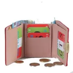 Κλασσικό γυναικείο πορτοφόλι 32 Κλασσικό γυναικείο πορτοφόλι σε 3 διαφορετικές αποχρώσεις. Διαθέτει 6 θήκες για κάρτες, 2 επιπλέον εσωτερικές θήκες, θήκη για χαρτονομίσματα και κέρματα με μεταλλικό στόμιο. Εξαιρετική ποιότητα κατασκευής.