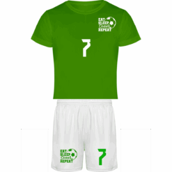 για ηλικίες από 4 έως και 16 ετών από 100% πικέ πολυεστέρα 130g/m². Συμβουλευτείτε το μεγεθολόγιο στην γκαλερί φωτογραφιών του προϊόντος. Κοντά μανίκια, πλαϊνές ραφές, μανικοκόλληση, στρογγυλή λαιμόκοψη και γρήγορο στέγνωμα. Δυνατότητα προσθήκης του ονόματος σας ( προσθέστε το στα σχόλια της παραγγελίας σας – απαιτείται πληρωμή με κάρτα). Αναπνέον ύφασμα, τεχνικό μπλουζάκι και σορτς με κορδόνια σύσφιξης, εξαιρετική ποιότητα κατασκευής.